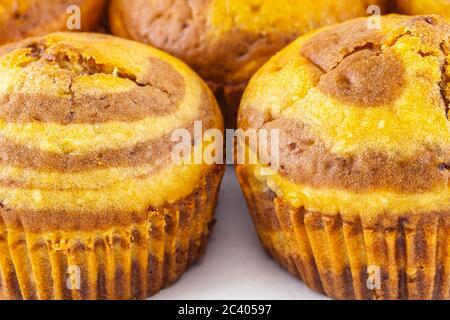 Nahaufnahme von einer mittleren Gruppe von Muffins auf Weiß Stockfoto