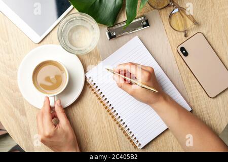 Mädchen schreibt in einem Notizbuch. Business oder Blogger Konzept Stockfoto