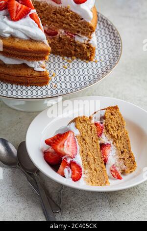 Vegane Erdbeerkuchen mit Kokosnusscreme. Pflanzliches Dessert-Konzept. Stockfoto