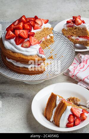 Vegane Erdbeerkuchen mit Kokosnusscreme. Pflanzliches Dessert-Konzept. Stockfoto