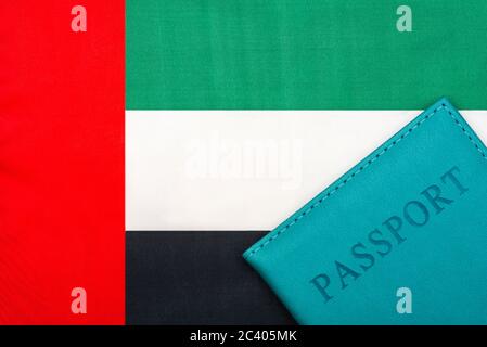 Auf dem Hintergrund der Flagge der Vereinigten Arabischen Emirate ist ein Reisepass. Das Konzept von Reisen und Tourismus. Stockfoto