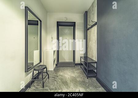 Leerer Hauseingang mit geschlossenen Holztüren winziger Flur Stockfoto