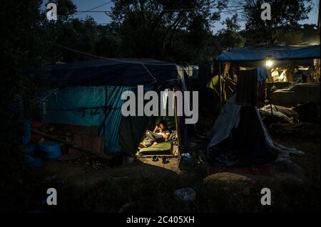 Lesbos, Griechenland. Juni 2020. Ein Mann liegt in einem Zelt in einem provisorischen Lager neben dem Flüchtlingslager Camp Moria. Quelle: Angelos Tzortzinis/DPA/Alamy Live News Stockfoto