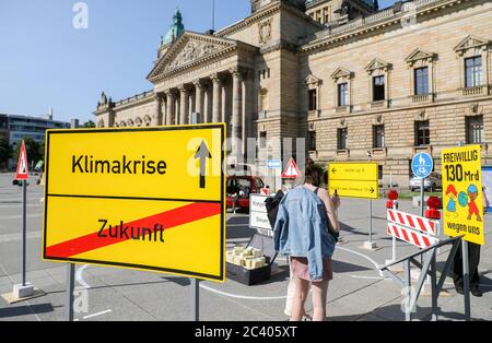 Leipzig, Deutschland. Juni 2020. Umweltschützer protestieren mit Schildern vor dem Bundesverwaltungsgericht gegen den Bau der Autobahn 49, die am selben Tag mehrere Klagen gegen die Pläne für einen Autobahnabschnitt in Mittelhessen verhört. Anklagen wurden vom Bund für Umwelt und Naturschutz Deutschland (Bund) in Hessen sowie mehreren Privatpersonen eingereicht. Quelle: Jan Woitas/dpa-Zentralbild/dpa/Alamy Live News Stockfoto