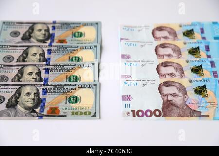 Ukrainische Griwna, neue Banknoten von 1000 Griwna und amerikanische 100-Dollar-Scheine, Nahaufnahme. Geldhintergrund, Geschenkkonzept, Einkaufen, Ukraine, USA Stockfoto