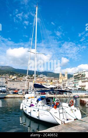 BASTIA, Frankreich - 16. SEPTEMBER 2018: eine Ansicht der Vieux Port, der Alte Hafen von Bastia, Korsika, Frankreich, wobei die Kirche Saint-Jean-Baptiste Stockfoto