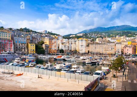 BASTIA, FRANKREICH - 16. SEPTEMBER 2018: Blick über den alten Hafen von Bastia, auf Korsika, Frankreich Stockfoto