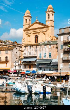 BASTIA, Frankreich - 16. SEPTEMBER 2018: eine Ansicht der Vieux Port, der Alte Hafen von Bastia, Korsika, Frankreich, wobei die Kirche Saint-Jean-Baptiste Stockfoto