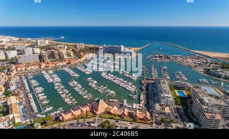 Luftaufnahme der Bucht, Vilamoura, Quarteira, Portugal. Marina mit Luxusyachten. Stockfoto