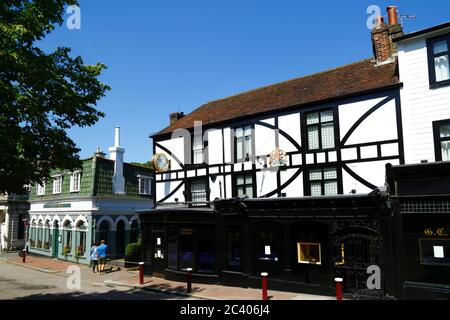 G Collins & Sons Juweliergeschäft in historischem Gebäude in der High Street, Royal Tunbridge Wells, Kent, England Stockfoto