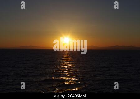 Abfolge der Bilder eines Sonnenuntergangs aus derselben Sicht Stockfoto