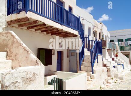 Griechenland - die wunderschöne Insel Folegandros. Balkone und Treppen. Dorfhäuser im Kastro, dem Herzen der Altstadt. Stockfoto