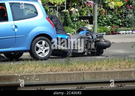 Berlin, Deutschland. Juni 2020. Ein Roller und ein Auto sind in einen Unfall verwickelt. Quelle: Alexandra Schuler/dpa/Alamy Live News Stockfoto