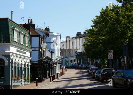 Blick auf die High Street mit dem White Bear Public House Front L, G Collins & Sons Juwelier Shop hinter, Royal Tunbridge Wells, Kent, England Stockfoto