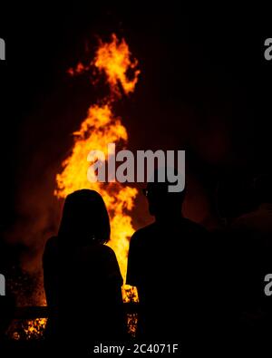 San Juan Lagerfeuer Feier in Spanien, spanische Tradition Stockfoto