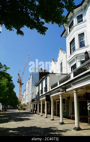 Kran auf Dandaras 1887 das Pantiles Projekt (eine Sanierung des ehemaligen Union House Gelände), von der Pantiles, Tunbridge Wells, Kent, England gesehen Stockfoto