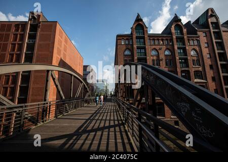 Lagerhallen und moderne Eisenbrücken in der Hamburger Altstadt, Deutschland, Europa Stockfoto