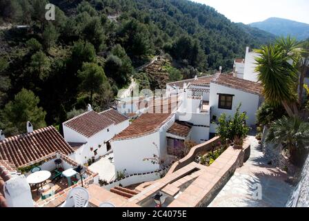 Das traditionelle spanische Dorf El Acebuchal in Andalusien. Ein kleiner, charmanter Weiler in den Bergen nahe der Küste beim Ferienort Nerja. Stockfoto