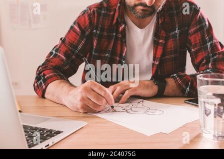 Illustrator Freihand skizzieren Motorradfahrer mit Bleistift, selektiver Fokus Stockfoto