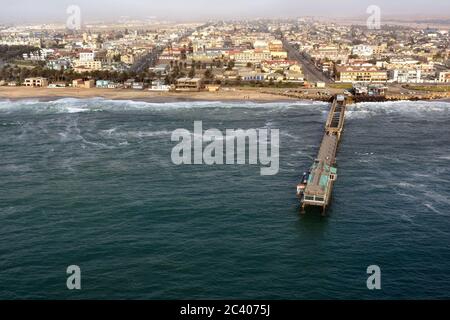 Luftaufnahme der Küste in Namibia und historischen Bezirken der Stadt Swakopmund in der Namib Wüste, Atlantik, Afrika Stockfoto