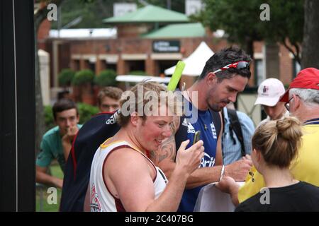 Der englische Cricketspieler Kevin Pietersen gab Autogramme und ließ sich nach dem Training der englischen Cricket-Mannschaft im SCG (Sy Stockfoto