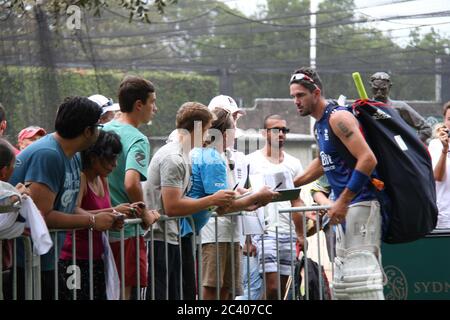 Der englische Cricketspieler Kevin Pietersen gab Autogramme und ließ sich nach dem Training der englischen Cricket-Mannschaft im SCG (Sy Stockfoto