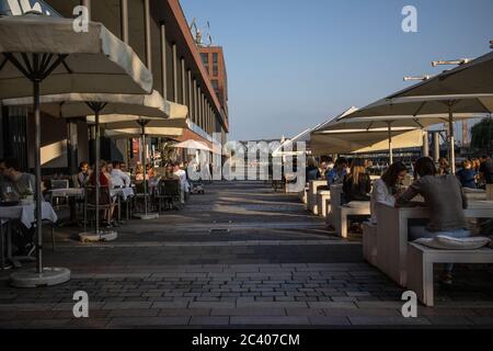 Nach der Lockung der Sperrbeschränkungen für die Coronavirus-Pandemie in Hamburg kehren die Menschen wieder in Restaurants zu Essen zurück Stockfoto