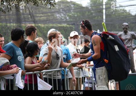 Der englische Cricketspieler Kevin Pietersen gab Autogramme und ließ sich nach dem Training der englischen Cricket-Mannschaft im SCG (Sy Stockfoto