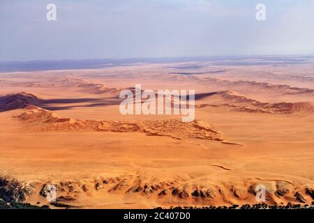 Luftaufnahme von hohen roten Dünen, in der Namib Wüste, Namibia, Afrika Stockfoto