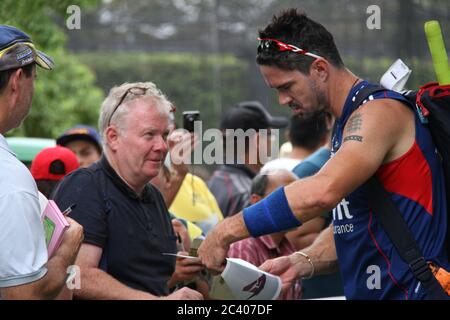 Der englische Cricketspieler Kevin Pietersen gab Autogramme und ließ sich nach dem Training der englischen Cricket-Mannschaft im SCG (Sy Stockfoto