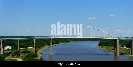 New Castle County, Delaware - 12. Juni 2020 - Blick auf die St. Georges Brücke von der Route 1 im Sommer Stockfoto