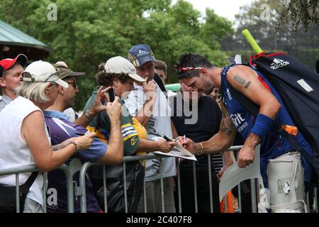 Der englische Cricketspieler Kevin Pietersen gab Autogramme und ließ sich nach dem Training der englischen Cricket-Mannschaft im SCG (Sy Stockfoto