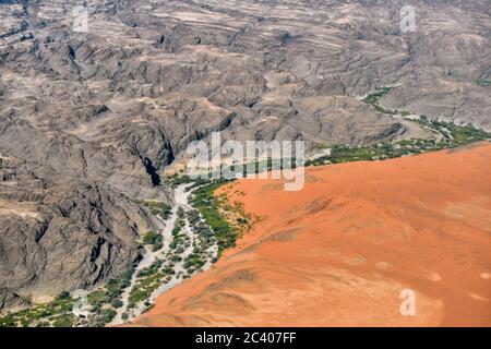 Luftaufnahme auf die wunderschöne Landschaft der Kuiseb Schlucht in der Namib Wüste bei Sonnenuntergang. Fliegen mit einem kleinen Flugzeug über die Wüste ist einer der popu Stockfoto