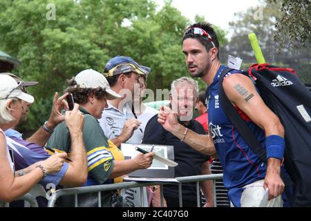 Der englische Cricketspieler Kevin Pietersen gab Autogramme und ließ sich nach dem Training der englischen Cricket-Mannschaft im SCG (Sy Stockfoto