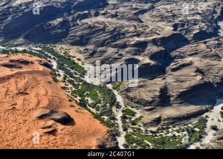 Luftaufnahme auf die wunderschöne Landschaft der Kuiseb Schlucht in der Namib Wüste bei Sonnenuntergang. Fliegen mit einem kleinen Flugzeug über die Wüste ist einer der popu Stockfoto