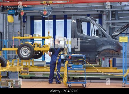 Ludwigsfelde, Deutschland. Juni 2020. Der Sprinter wird im Werk der Mercedes-Benz AG Ludwigsfelde gebaut. Quelle: Patrick Pleul/dpa-Zentralbild/ZB/dpa/Alamy Live News Stockfoto