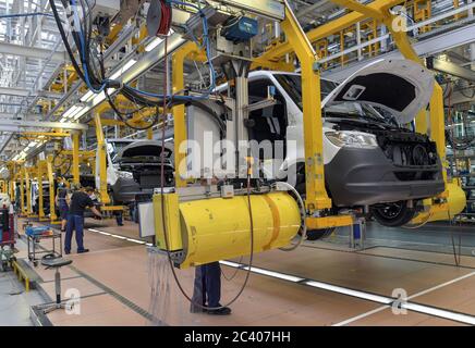 Ludwigsfelde, Deutschland. Juni 2020. Der Sprinter wird im Werk der Mercedes-Benz AG Ludwigsfelde gebaut. Quelle: Patrick Pleul/dpa-Zentralbild/ZB/dpa/Alamy Live News Stockfoto