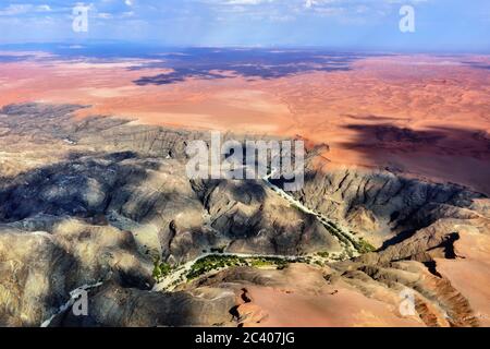 Luftaufnahme auf die wunderschöne Landschaft der Kuiseb Schlucht in der Namib Wüste bei Sonnenuntergang. Fliegen mit einem kleinen Flugzeug über die Wüste ist einer der popu Stockfoto