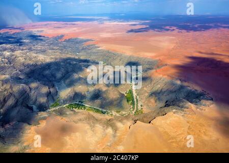 Luftaufnahme auf die wunderschöne Landschaft der Kuiseb Schlucht in der Namib Wüste bei Sonnenuntergang. Fliegen mit einem kleinen Flugzeug über die Wüste ist einer der popu Stockfoto