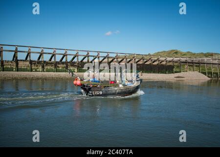 An einem Sommertag kehrt ein Fischtrawler in den Hafen zurück. Littlehampton, West Sussex, Großbritannien. Stockfoto