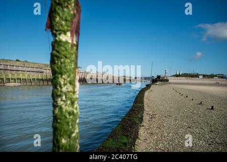 Littlehampton Harbour Sussex. An einem sonnigen Sommermorgen fährt ein Boot in den Hafen. West Sussex, Großbritannien. Stockfoto