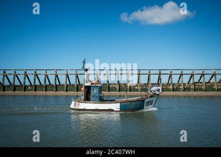 An einem Sommertag kehrt ein Fischtrawler in den Hafen zurück. Littlehampton, West Sussex, Großbritannien. Stockfoto