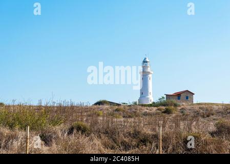 Alter Leuchtturm in der Nähe der Stadt Paphos, Zypern. Das Konzept von Reisen und Tourismus. Stockfoto