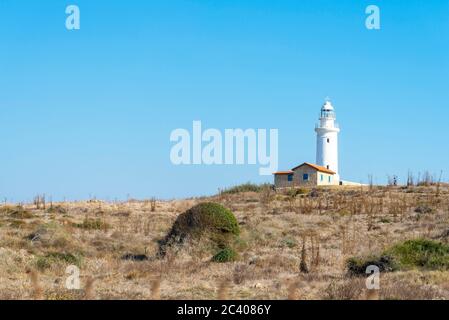 Alter Leuchtturm in der Nähe der Stadt Paphos, Zypern. Das Konzept von Reisen und Tourismus. Stockfoto