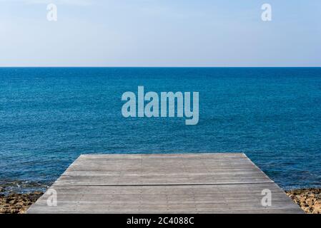 Holzböden im Meer an der Küste Zyperns. Das Konzept von Relax und Relax. Stockfoto