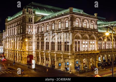 Blick auf die Wiener Oper bei Nacht. Staatsoper in Wien, Österreich während der Nacht. Stockfoto