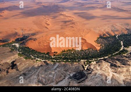 Luftaufnahme auf die wunderschöne Landschaft der Kuiseb Schlucht in der Namib Wüste bei Sonnenuntergang. Fliegen mit einem kleinen Flugzeug über die Wüste ist einer der popu Stockfoto