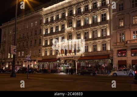 Fassade des Hotel Sacher bei Nacht, Wien, Österreich, Europa. Stockfoto