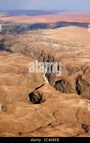 Wunderschöne Landschaft der Kuiseb Schlucht in der Namib Wüste bei Sonnenuntergang. Fliegen mit einem kleinen Flugzeug über die Wüste ist einer der beliebtesten Touristenattraktion Stockfoto