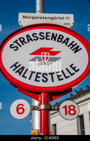Ein Straßenbahnschild in der österreichischen Hauptstadt Wien. Nahaufnahme Ansicht rot weiß Straßenbahnhaltestelle Schild an der Straßenbahnhaltestelle. Stockfoto
